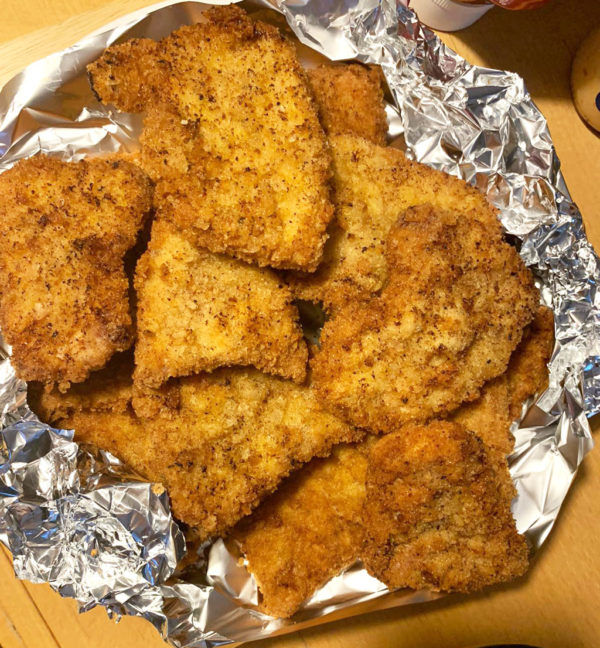 In einer ausreichend großen Pfanne Öl erhitzen. Es sollte so viel Öl verwendet werden, dass die Schnitzel darin schwimmen können. Die Schnitzel erst im Mehl wenden. Überschüssiges Mehl leicht abklopfen. Dann in leicht gekleppertem Ei wenden. Überschüssiges Ei abtropfen lassen. Dann in Semmelbrösel/Panomehl legen und wenden. Leicht andrücken, überschüssiges leicht abklopfen und dann ab in das heiße Öl. Heißes Öl mit einem Löffel auch auf die Oberseite geben. Nach kurzer Zeit das Schnitzel wenden. Wenn beide Seiten nun goldbraun sind, das Schnitzel rausnehmen und auf Küchenkrepp abtropfen lassen. Alle Schnitzel rausbraten. Fertig. In einer ausreichend großen Pfanne Öl erhitzen. Es sollte so viel Öl verwendet werden, dass die Schnitzel darin schwimmen können. Die Schnitzel erst im Mehl wenden. Überschüssiges Mehl leicht abklopfen. Dann in leicht gekleppertem Ei wenden. Überschüssiges Ei abtropfen lassen. Dann in Semmelbrösel/Panomehl legen und wenden. Leicht andrücken, überschüssiges leicht abklopfen und dann ab in das heiße Öl. Heißes Öl mit einem Löffel auch auf die Oberseite geben. Nach kurzer Zeit das Schnitzel wenden. Wenn beide Seiten nun goldbraun sind, das Schnitzel rausnehmen und auf Küchenkrepp abtropfen lassen. Alle Schnitzel rausbraten. Fertig.