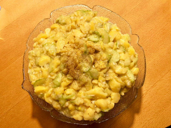 Die vorher gekochten Kartoffel klein schneiden und in eine große Schüssel geben. Dann die Salatgurken dünn dazu hobeln und die gehackten Zwiebel dazugeben. Salz, Pfeffer und Essig nach Geschmack dazu geben und erstmal ziehen lassen. nach ca. einer Stunde erst Öl dazu geben und nochmal mit Salz, Pfeffer, Essig und etwas Wasser abschmecken. Die vorher gekochten Kartoffel klein schneiden und in eine große Schüssel geben. Dann die Salatgurken dünn dazu hobeln und die gehackten Zwiebel dazugeben. Salz, Pfeffer und Essig nach Geschmack dazu geben und erstmal ziehen lassen. nach ca. einer Stunde erst Öl dazu geben und nochmal mit Salz, Pfeffer, Essig und etwas Wasser abschmecken.